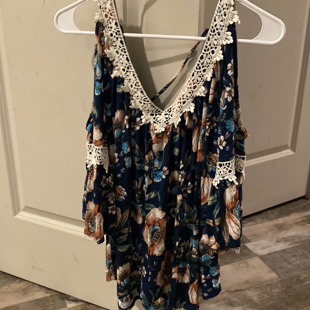 Flower print blouse, cold shoulder